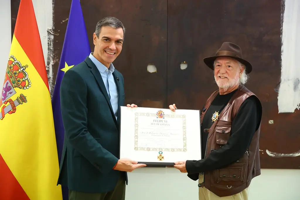 Pedro Sánchez preside la entrega de la encomienda de número de la Orden de Isabel La Católica al cineasta Eugenio Monesma (27